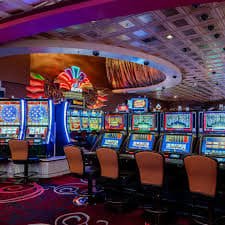 Online Casino Slots နှင့် Table Games မြန်မာ ကစားသမား
